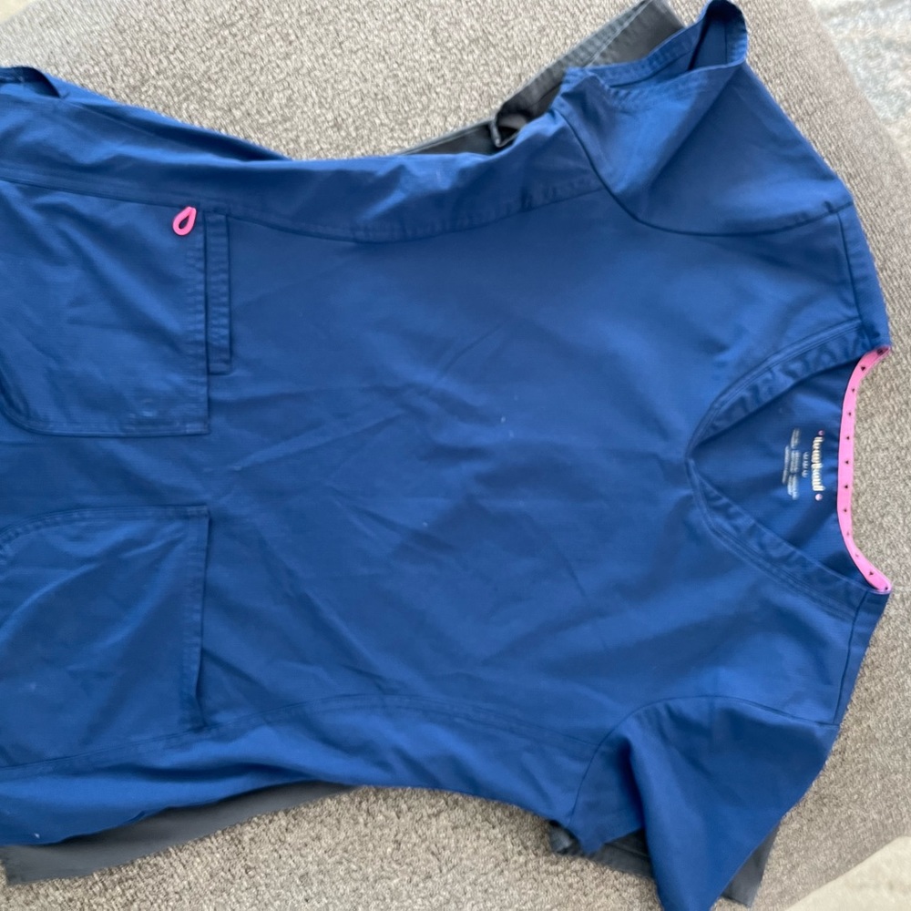 Set of 2 scrub tops - Picture 2 of 3
